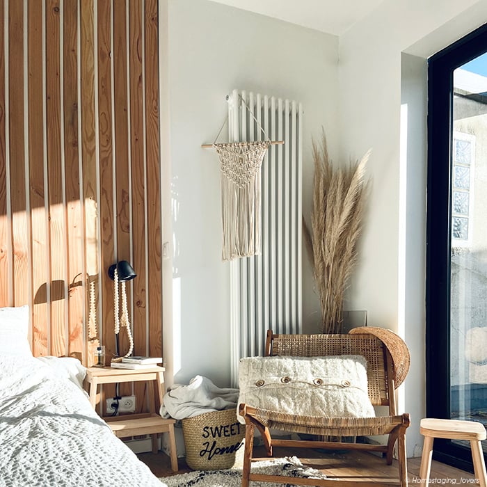 habillage cheminée moderne design contemporain salon intérieur étagères  bois table basse bois canapé blanc …