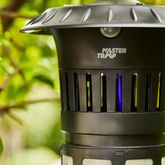 Zoom sur les rayons UV du Tiger Trap Premium de Favex, une technologie avancée pour une protection efficace contre les moustiques